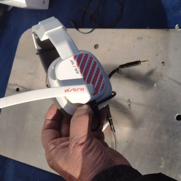 Astro AG/SFWhite and Gray Over-Ear Headphones - Picture 2 of 2